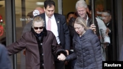 Hillary Clinton, abandonó el hospital acompañada de su esposo, el ex presidente Bill Clinton, y su hija Chelsea.