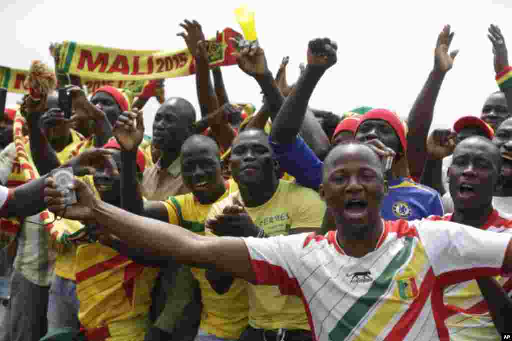 Des supporters maliens acclament leur équipe nationale de football à l&#39;arrivée à l&#39;aéroport international de Malabo Malabo, Guinée équatoriale vendredi 16 janvier 2015