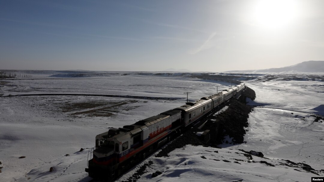 Kereta Eastern Express melintas Provinsi Kars dalam perjalan dari Kars ke Ankara di bagian timur Turki, 8 Februari 2018. 