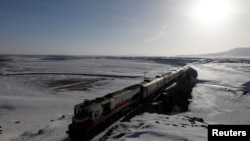 Kereta Eastern Express melintas Provinsi Kars dalam perjalan dari Kars ke Ankara di bagian timur Turki, 8 Februari 2018. 