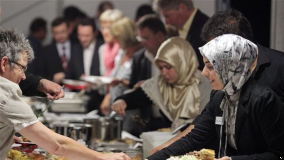 Selama Ramadan, kaum muslim di AS banyak mengundang penganut agama lain untuk menikmati iftar (buka puasa) bersama sambil membina kerukunan antar umat beragama (foto: dok). 