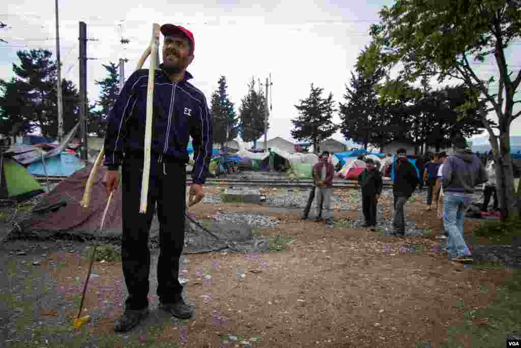 Abou Mohammad waits for the rest of the crew (J. Owens/VOA).