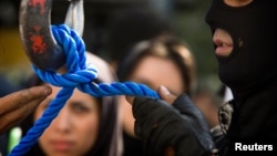 Seorang petugas memeriksa tali yang akan digunakan untuk melakukan eksekusi hukuman gantung (foto: ilustrasi).