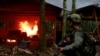  Un policía antinarcóticos colombiano resguarda un laboratorio de cocaína quemado, que según la policía pertenece a bandas criminales, en una zona rural de Colombia, el 2 de agosto de 2016. 