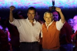 Otto Pérez Molina y el candidato a la alcaldía de la Ciudad de Guatemala, Alejandro Sinibaldi, hacen un gesto hacia sus partidarios durante su último mitin político en la Ciudad de Guatemala el 8 de septiembre de 2011.