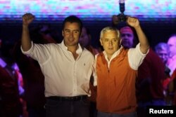 Otto Pérez Molina y el candidato a la alcaldía de la Ciudad de Guatemala, Alejandro Sinibaldi, hacen un gesto hacia sus partidarios durante su último mitin político en la Ciudad de Guatemala el 8 de septiembre de 2011.