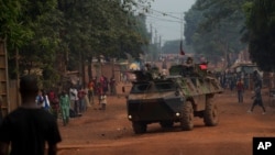 Tentara Perancis melakukan patroli di distrik Miskine, Bangui, Afrika Tengah (26/12). 