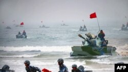中國兩棲坦克與士兵參加在山東舉行的登陸軍演。（2005年8月24日）