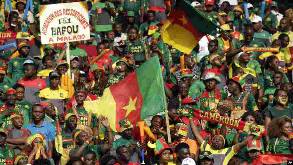 Des supporters camerounais chantent pour leur équipe lors de leur match de football de la Coupe d&#39;Afrique des Nations Groupe D contre la Guinée à Malabo, en Guinée équatoriale, samedi 24 janvier 2015.