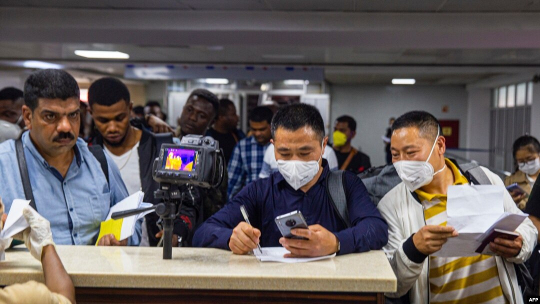 Pasajeros de una línea aérea llenan formularios relacionados a sus datos de contacto para poder ser rastreados. Nigeria está monitoreando a 58 personas que tuvieron contacto con un hombre italiano infectado con el nuevo coronavirus.