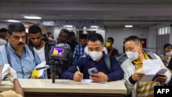 Pasajeros de una línea aérea llenan formularios relacionados a sus datos de contacto para poder ser rastreados. Nigeria está monitoreando a 58 personas que tuvieron contacto con un hombre italiano infectado con el nuevo coronavirus.