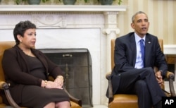 Tổng thống Obama thảo luận trong cuộc họp tại Tòa Bạch Ốc với các giới chức cao cấp, trong đó có Bộ trưởng Tư pháp Loretta Lynch (trái) và Giám đốc FBI James Corney.