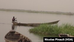 Un pecheur sur le lac,Tagal, Tchad, le 24 avril 2017 (VOA / Nicolas Pinault)