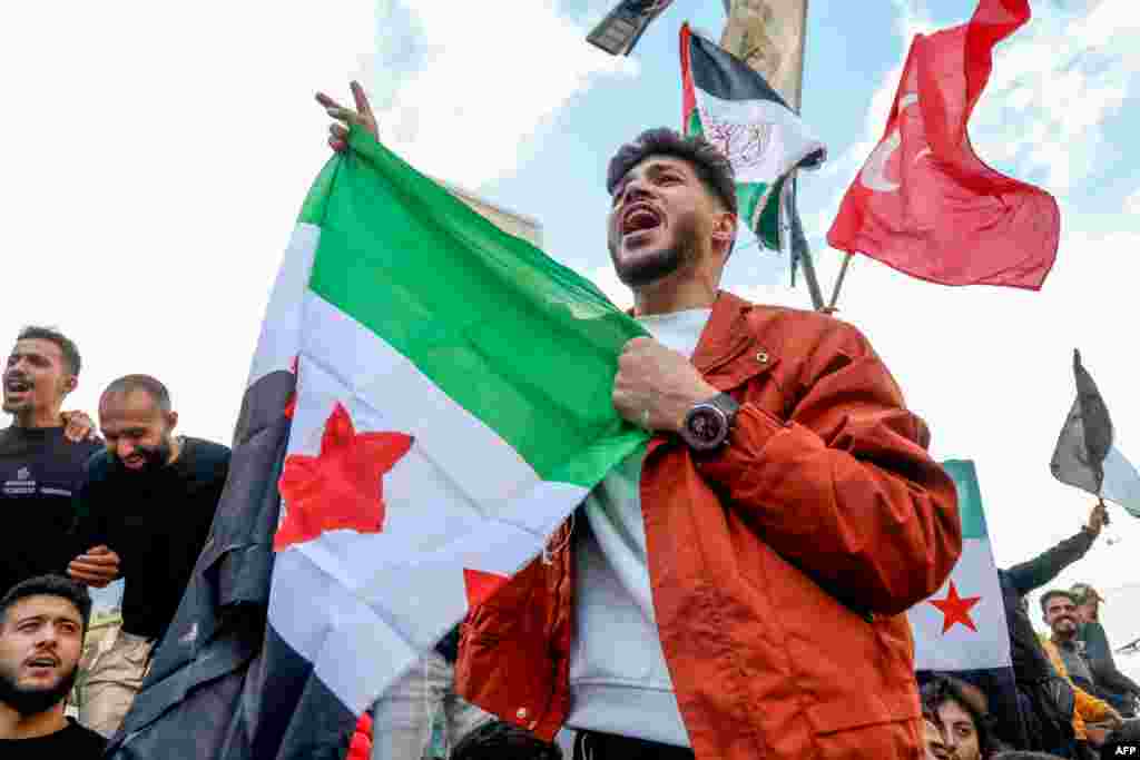 Los sirios celebran la toma de la capital, Damasco, por combatientes rebeldes sirios en el barrio Triq al Jdideh de Beirut el 8 de diciembre de 2024.