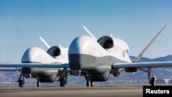 FOTO ARSIP – Dua pesawat nirawak MQ-4C Triton tampak di tarmak fasilitas uji Northrop Grumman di Palmdale, California, 22 Mei 2013 (courtesy: Northrop Grumman/Chad Slattery/handout via Reuters)