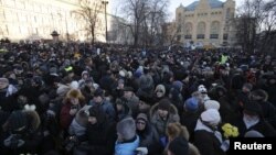 Warga Moskow berunjuk rasa di depan mabes Dinas Keamanan Federal Rusia, Moskow, untuk memberi dukungan bagi empat pemimpin oposisi yang ditangkap Sabtu (15/12). 