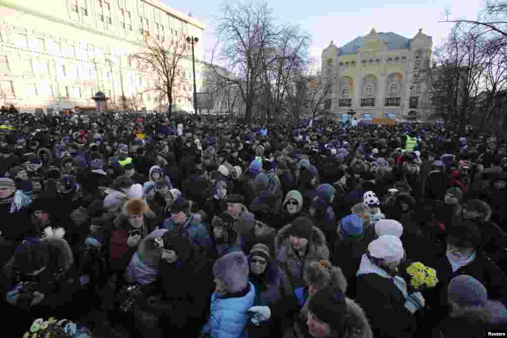 A general view shows people gathering for an unauthorised rally to support political prisoners in central Moscow December 15, 2012. Russian riot police detained four opposition leaders on Saturday to stop them taking part in a banned rally against Preside