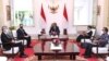 Pertemuan Menlu AS Antony Blinken, Presiden Joko Widodo, Dubes AS untuk Indonesia Sung Y. Kim, Menlu RI Retno Marsudi dan Menteri Sekretariat Negara RI Pratikno di Istana Merdeka, Jakarta, 13 Desember 2021. (Lukas/Istana Presiden RI via REUTERS)