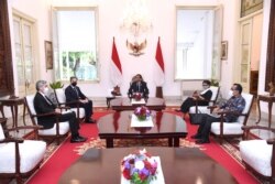 Pertemuan Menlu AS Antony Blinken, Presiden Joko Widodo, Dubes AS untuk Indonesia Sung Y. Kim, Menlu RI Retno Marsudi dan Menteri Sekretariat Negara RI Pratikno di Istana Merdeka, Jakarta, 13 Desember 2021. (Lukas/Istana Presiden RI via REUTERS)