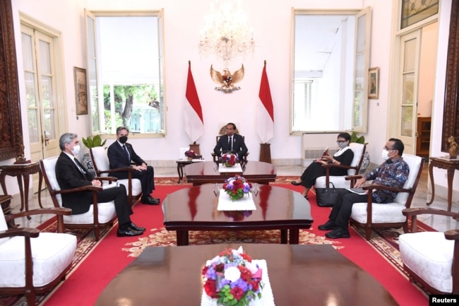Pertemuan Menlu AS Antony Blinken, Presiden Joko Widodo, Dubes AS untuk Indonesia Sung Y. Kim, Menlu RI Retno Marsudi dan Menteri Sekretariat Negara RI Pratikno di Istana Merdeka, Jakarta, 13 Desember 2021. (Lukas/Istana Presiden RI via REUTERS)