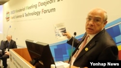 앙헬 구리아 OECD 사무총장이 19일 대전 컨벤션센터에서 개막한 2015년 세계과학정상회의에 참석해 '과학산업기술 스코어보드' 2015년판 등이 담긴 OECD 발간물을 소개하고 있다. 