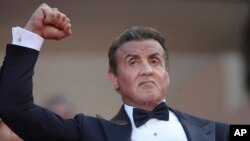 El actor Sylvester Stallone a su llegada a la ceremonia de entrega de premios del 72 ° festival internacional de cine, Cannes, sur de Francia, el sábado 25 de mayo de 2019. (AP foto / Petros Giannakouris).
 
