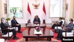 Pertemuan Menlu AS Antony Blinken, Presiden Joko Widodo, Dubes AS untuk Indonesia Sung Y. Kim, Menlu RI Retno Marsudi dan Menteri Sekretariat Negara RI Pratikno di Istana Merdeka, Jakarta, 13 Desember 2021. (Lukas/Istana Presiden RI via REUTERS)