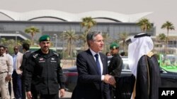 Menteri Luar Negeri AS Antony Blinken berjabat tangan dengan para pejabat Arab Saudi sebelum menaiki pesawat dan meninggalkan Riyadh, Arab Saudi, Minggu, 15 Oktober 2023. (Foto:Jacquelyn Martin / AP / AFP)