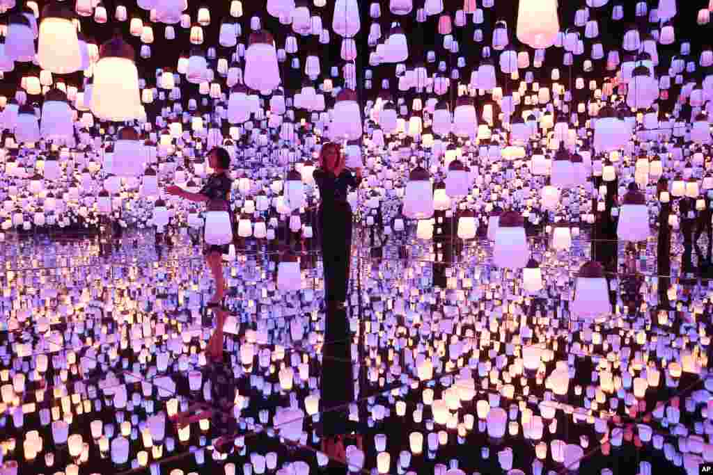 U.S. First Lady Melania Trump, right, and Japanese Prime Minister Shinzo Abe&#39;s wife Akie Abe visit a digital art museum in Tokyo.