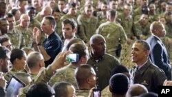 Presiden AS Barack Obama menyapa pasukan Amerika di Lapangan Udara Bagram, sebelah utara Kabul, Afghanistan (25/5). (AP/Evan Vucci)