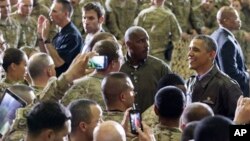 El presidente Barack Obama agradeció a hombres y mujeres uniformados que sirven y se sacrifican para proteger la libertad de EE.UU.