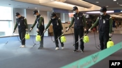 韩国首尔以西的仁川国际机场，清洁服务人员在海关、移民和检疫区喷洒消毒剂（2020年1月21日）。