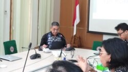 Kepala Lembaga Biologi Molekuler Eijkman Amin Soebandrio (baju hitam). Foto: VOA/Sasmito