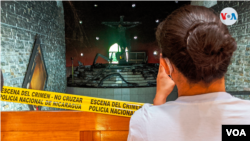 Una mujer reza en la capilla de la Catedral de Managua, que sufrió daños en un incendio el viernes pasado. Foto, Miguel Bravo, VOA.