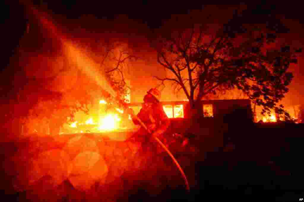 El incendio ha destruido más de 120 casas y edificios y amenaza a otras 10.000. 