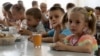  资料照：2022年7月8日，来自顿涅茨克地区孤儿院的孩子们在俄罗斯西南部罗斯托夫地区亚速海定居点的一个营地里吃饭。俄罗斯公开推进收养乌克兰儿童并将他们带回俄罗斯，这逐渐成为战争中最具爆炸性的问题之一。 （美联社照片）