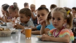 Anak-anak dari panti asuhan makan bersama di sebuah kamp di Zolotaya Kosa, pemukiman di Laut Azov, wilayah Rostov, Rusia barat daya (foto: ilustrasi). 