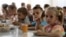 Anak-anak dari panti asuhan makan bersama di sebuah kamp di Zolotaya Kosa, pemukiman di Laut Azov, wilayah Rostov, Rusia barat daya (foto: ilustrasi). 