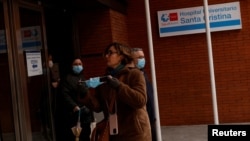 People wear protective face coverings at Santa Cristina University Hospital in Madrid, Spain, January 10, 2024. (REUTERS/Susana Vera)