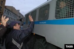 2006 წლის ოქტომბერი, ეთნიკურ ქართველებზე ნადირობა სანქტ-პეტერბურგში, დაპატიმრებული ქართველები რუსებს სპეციზოლატორებში გადაჰყავთ