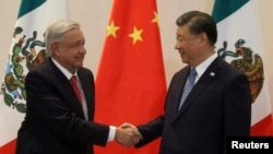 El presidente de México, Andrés Manuel López Obrador, a la izquierda, saluda a su homólogo chino, Xi Jinping, durante la Cumbre de la APEC en San Francisco, EEUU, el 16 de noviembre de 2023.