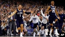 ນັກບາສເກັດບອລຂອງທີມ Villanova ທ້າວ Jalen Brunson (1), ທ້າວ Mikal Bridges (25) ແລະ ເພື່ອນຮ່ວມທີມຂອງພວກເຂົາເຈົ້າສະເຫຼີມສະຫຼອງ ຫຼັງຈາກສິ້ນສຸດການແຂ່ງຂັນກິລາບາສເກັດບອລ ມະຫະວິທະຍາໄລແຫ່ງຊາດ ກັບທີມ North Carolina Tar Heels ໃນວັນຈັນວານນີ້. 4 ເມສາ, 2016.