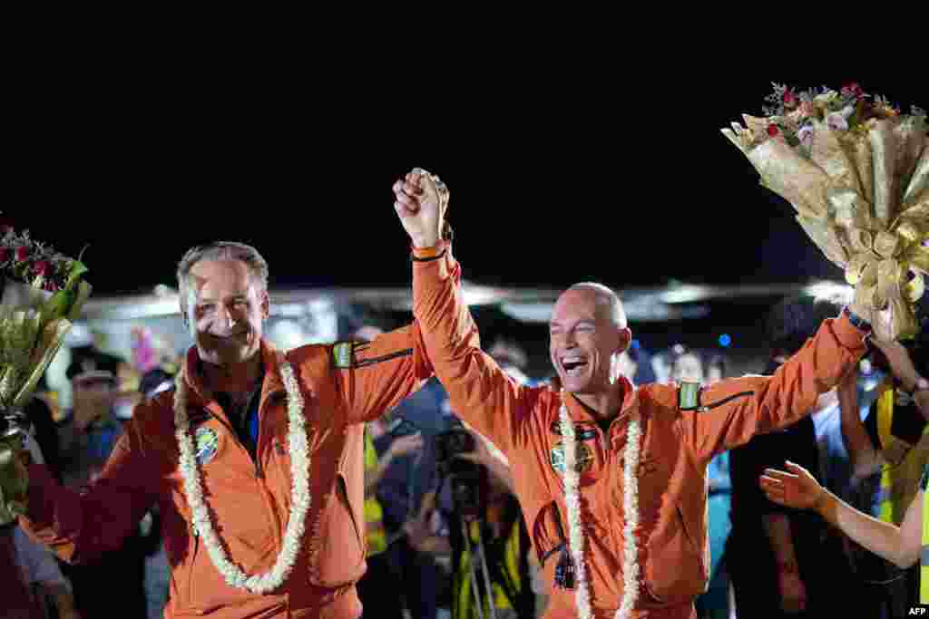 Hai phi công người Thụy Sĩ Andre Borschberg (trái) và Bertrand Piccard (phải) lái máy bay Solar Impulse 2, máy bay bay bằng năng lượng mặt trời duy nhất trên thế giới, vui mừng khi đến sân bay quốc tế Mandalay, Myanmar.