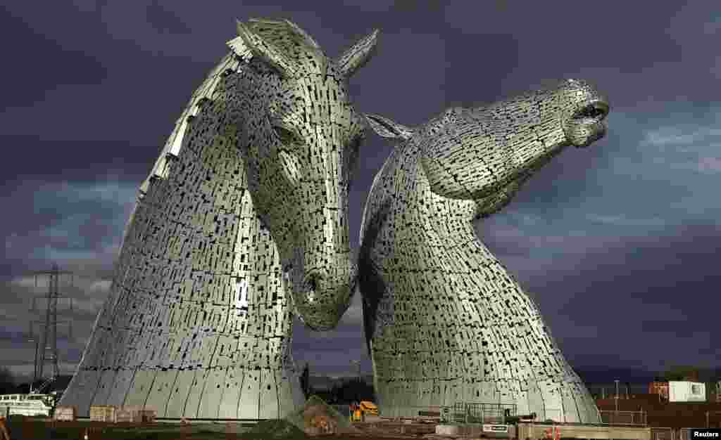 &#39;Kelpies&#39;, patung dua kepala kuda terbuat dari baja karya pematung Andy Scott terlihat di kota Falkirk, Skotlandia.