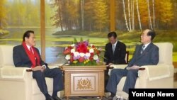 안토니오 이노키 일본 참의원이 30일 평양에서 김영남 북한 최고인민회의 상임위원장과 회담하고 있다.