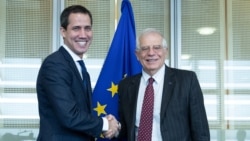 El jefe de política exterior de la Unión Europea, Josep Borrell, (derecha) saluda al presidente encargado de Venezuela, Juan Guaidó, antes de una reunión en la sede de la UE. Enero 22, 2020. Foto: Reuters.