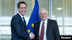 El presidente interino de Venezuela, Juan Guaidó, con el Alto Comisionado de la Unión Europea, Josep Borrell.