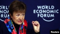 크라스탈리나 게오르기에바 국제통화기구(IMF) 총재가 20일 스위스에서 열린 다보스포럼에서 세계 경제 전망 보고서를 발표하고 있다. 