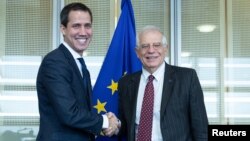 Pemimpin oposisi Venezuela Juan Guaido (kiri) bertemu Kepala Kebijakan LN Uni Eropa Josep Borrell di Brussels, Belgia hari Rabu (22/1).