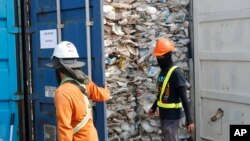 یکی از چند کانتینر بزرگ پر از پلاستیک های غیرقابل بازیافت در ساحل کلانگ مالزی - ۲۸ مه ۲۰۱۹
